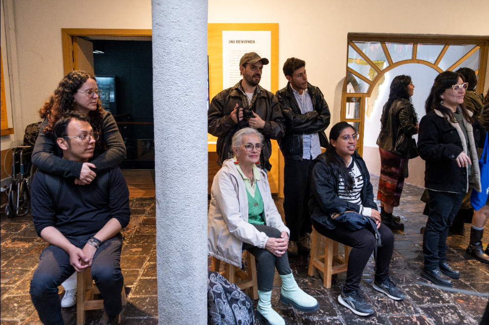 Asistentes escuchan activamente en el museo de bogotá
