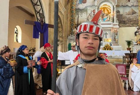 Actor caracterizado como soldado romano participa en la representación dentro de la iglesia de Egipto.