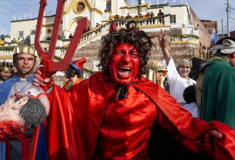 Actor vestido de diablo con capa roja y maquillaje durante la representación de la Fiesta de Reyes Magos en el barrio Egipto, Bogotá.