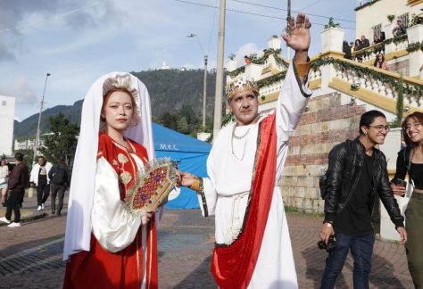Dos personas disfrazadas de personajes bíblicos caminan por la calle durante el desfile de la Epifanía en el barrio Egipto.