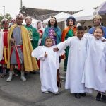 Grupo de actores y vecinos caracterizados como los Reyes Magos y figuras bíblicas posan en una calle del barrio Egipto