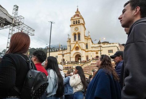 Público reunido frente a la iglesia de Egipto observando la celebración de la Epifanía.