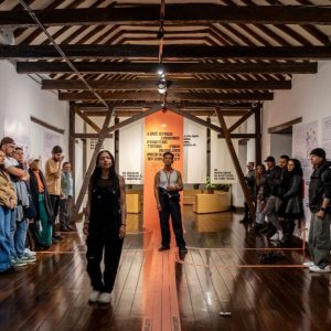 Público reunido escuchando a un artista en el museo de bogotá