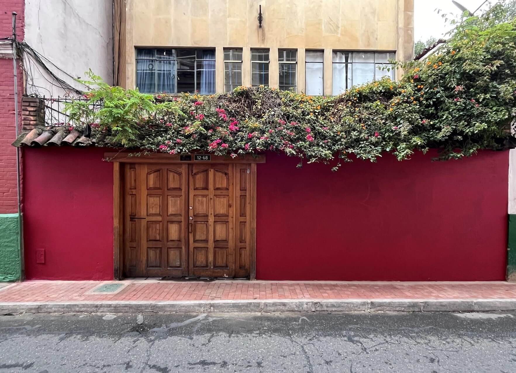 Fachada de color rojo en el centro histórico limpia luego de ser intervenida