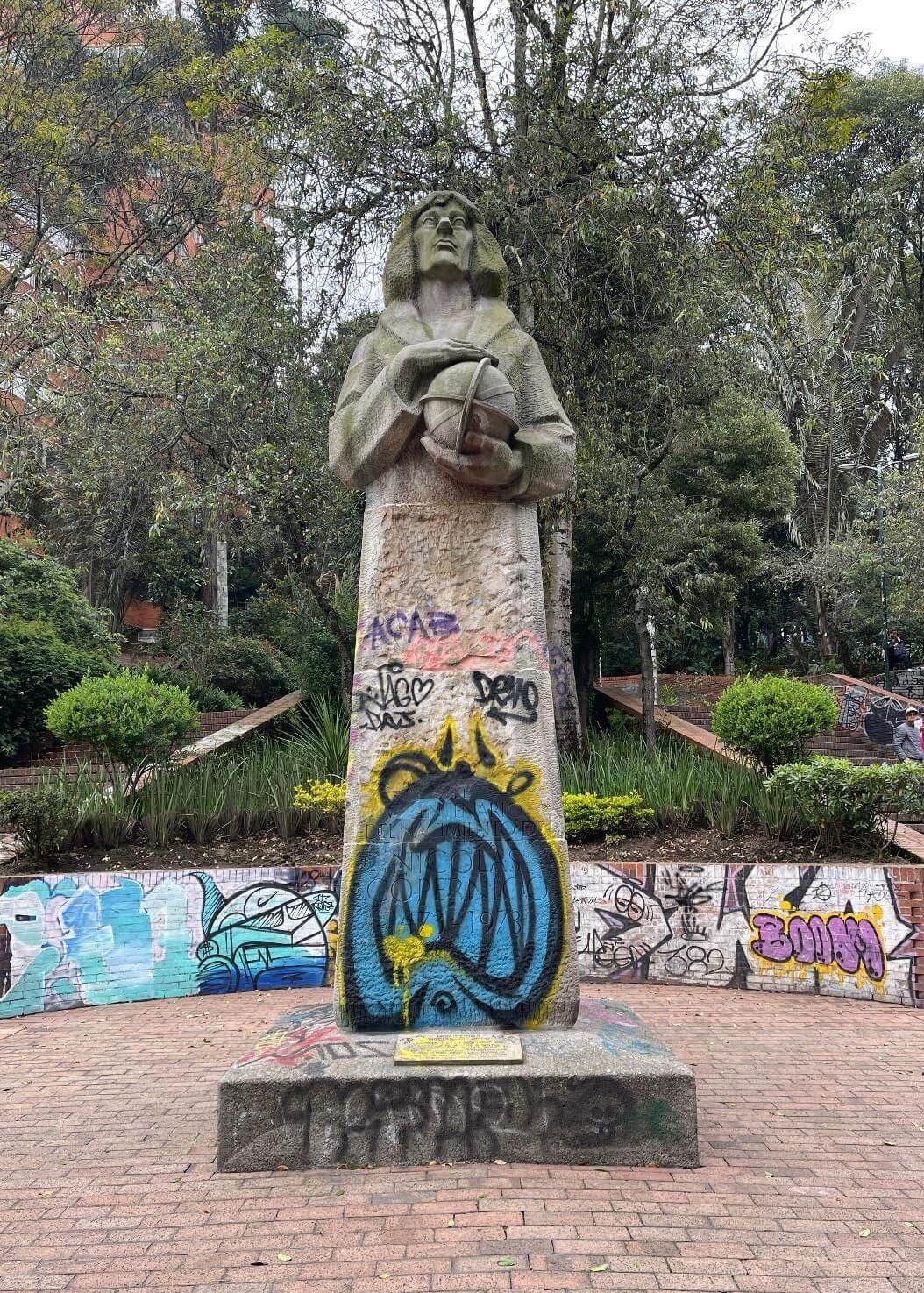 Monumento a Nicolás Copernico con graffitis antes de ser intervenido