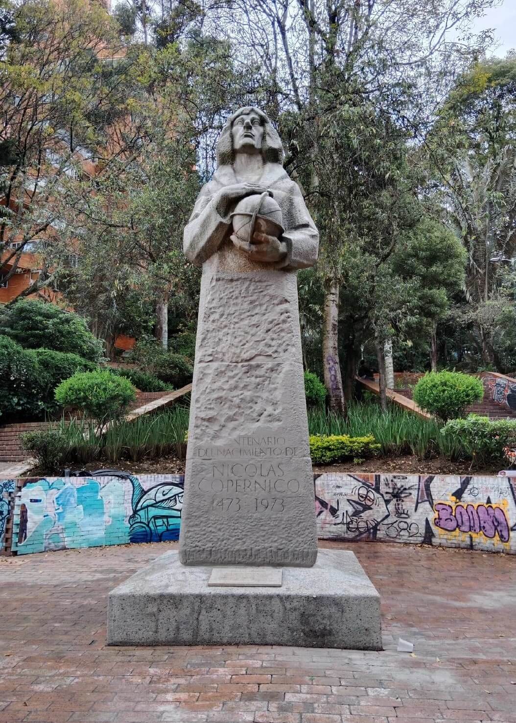 Monumento a Nicolás Copernico limpio después de ser intervenido
