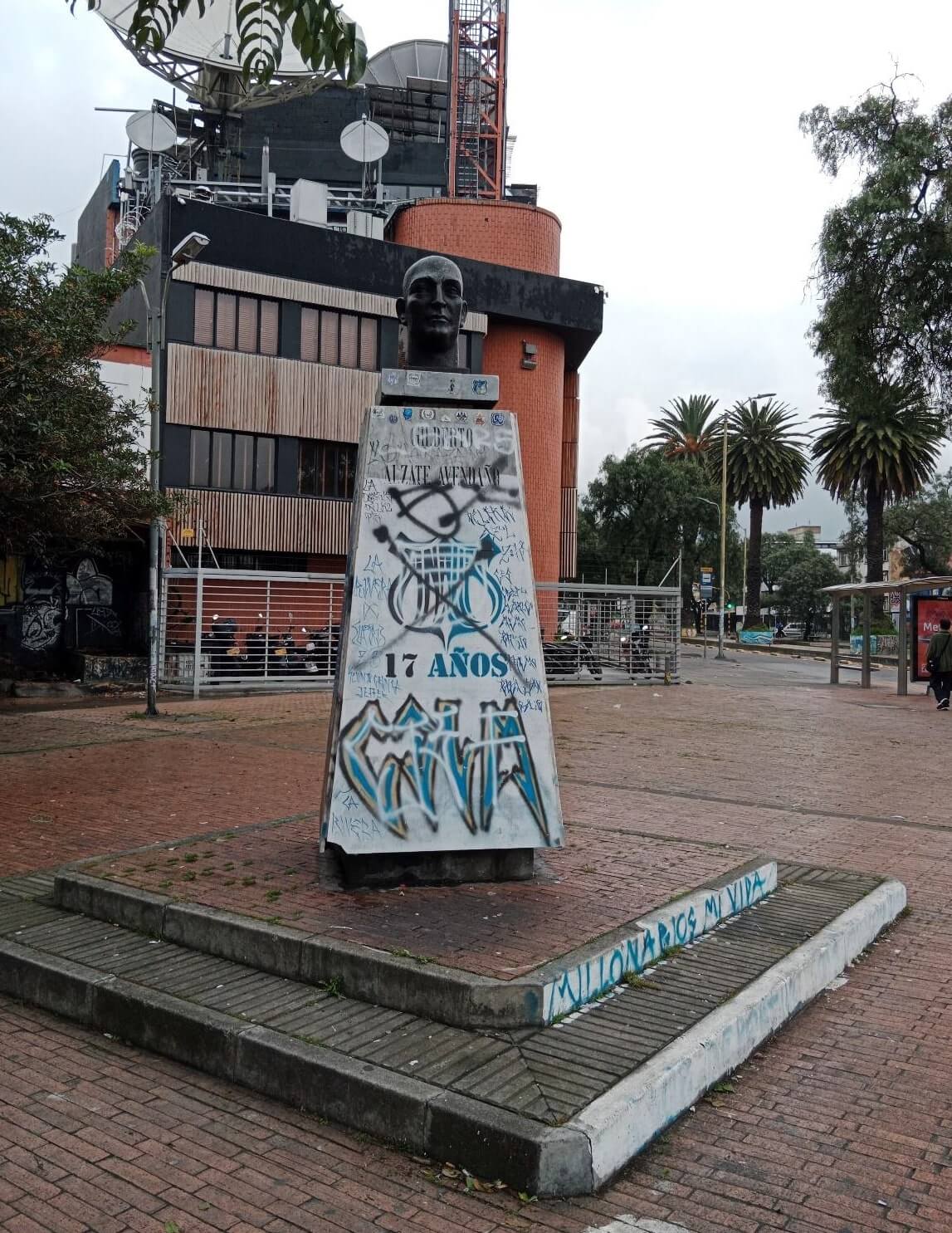 Monumenot GILBERTO ALZATE AVENDAÑO con grafitis antes de ser intervenido