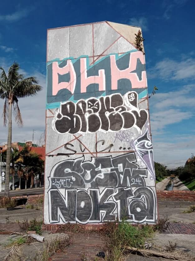 Escultura Rodrigo Lara con grafittis antes de ser intervenida