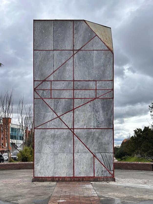 Escultura Rodrigo Lara limpia luego de ser intervenida