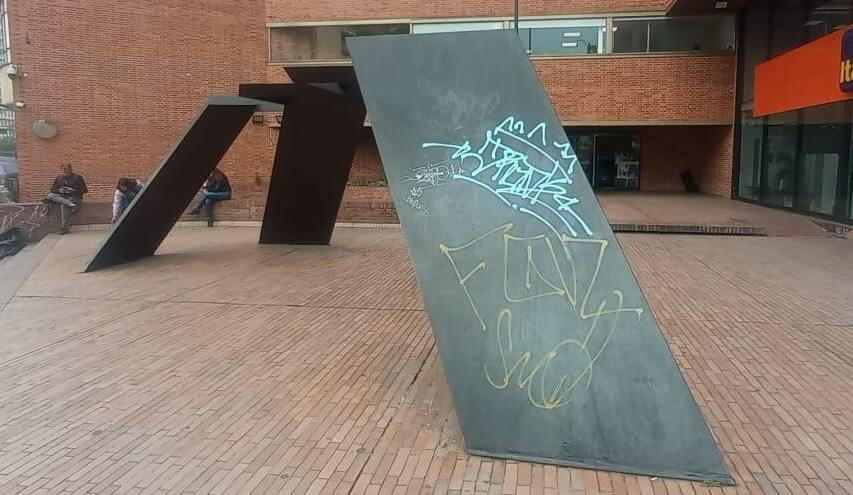 Escultura Sin titulo llena de grafittis antes de ser intervenida