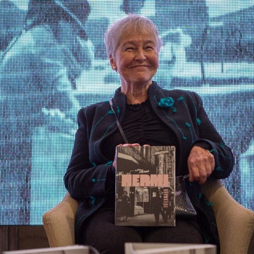 Retrato de la coautora Susana Friedmann sosteniendo el libro durante el evento.