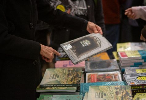 Manos de una persona hojeando publicaciones del Sello Editorial IDPC.