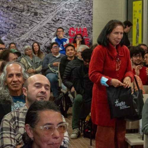 Asistentes del evento reaccionando al lanzamiento de Bogotá Encubierta.