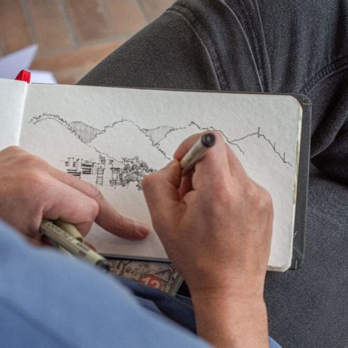 Detalle de manos ilustrando una escena de Bogotá.