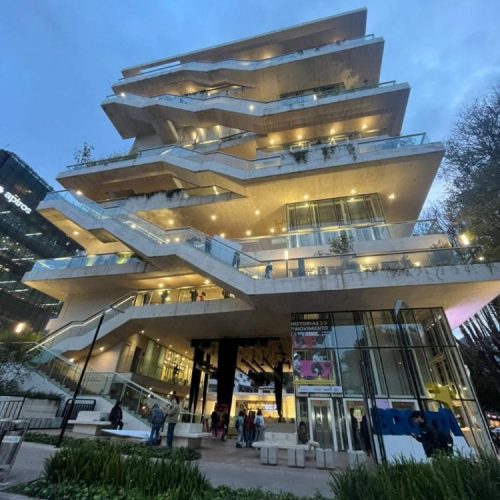 Vista del edificio del Centro Felicidad Chapinero iluminado en la noche, sede de la feria.