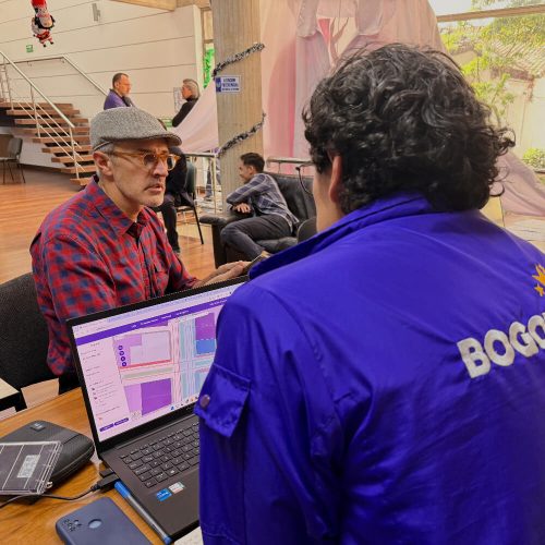 Atención personalizada a un ciudadano mientras se revisa información en un computador durante la jornada de atención continua.