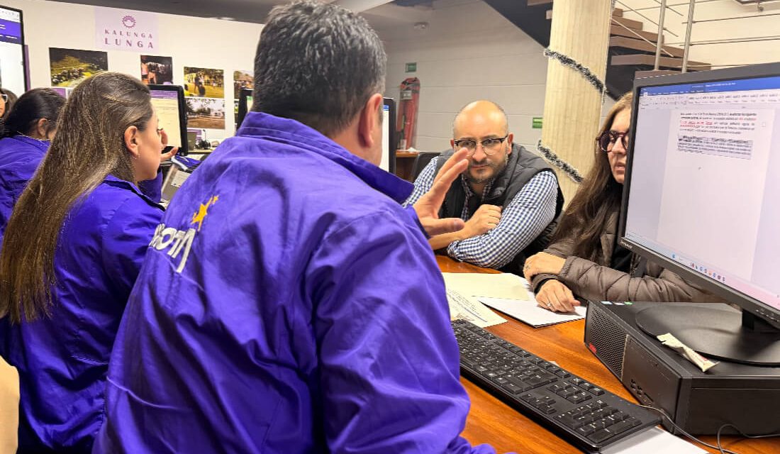 Funcionarios atienden a un ciudadano en un módulo de atención durante la primera jornada de atención continua a la ciudadanía.