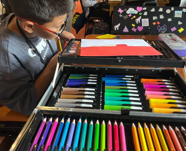 Estuche abierto con lápices de colores utilizado por participantes del Premio Dibujatón infantil y juvenil.