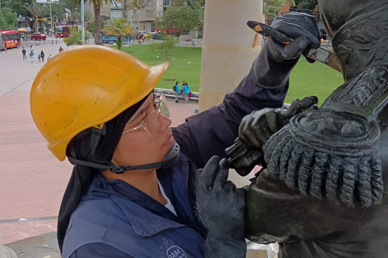 Manos que cuidan la memoria de Bogotá: el trabajo silencioso que mantiene vivo el patrimonio de la ciudad