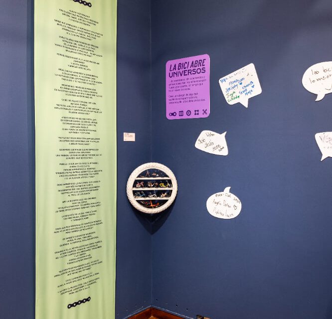 Pared de la exposición donde los visitantes pueden dejar sus pensamientos.