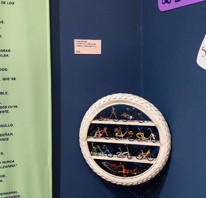 Una Rueda de bicicleta convertida en repisas con bicicletas pequeñas