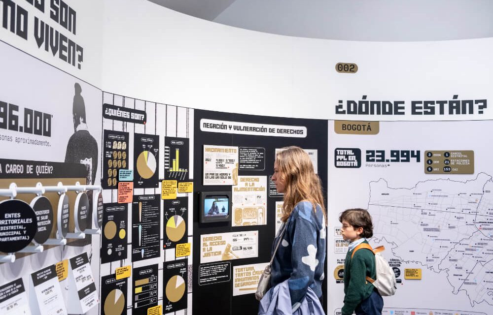 Personas observan información estadística y territorial sobre población privada de la libertad en Bogotá.
