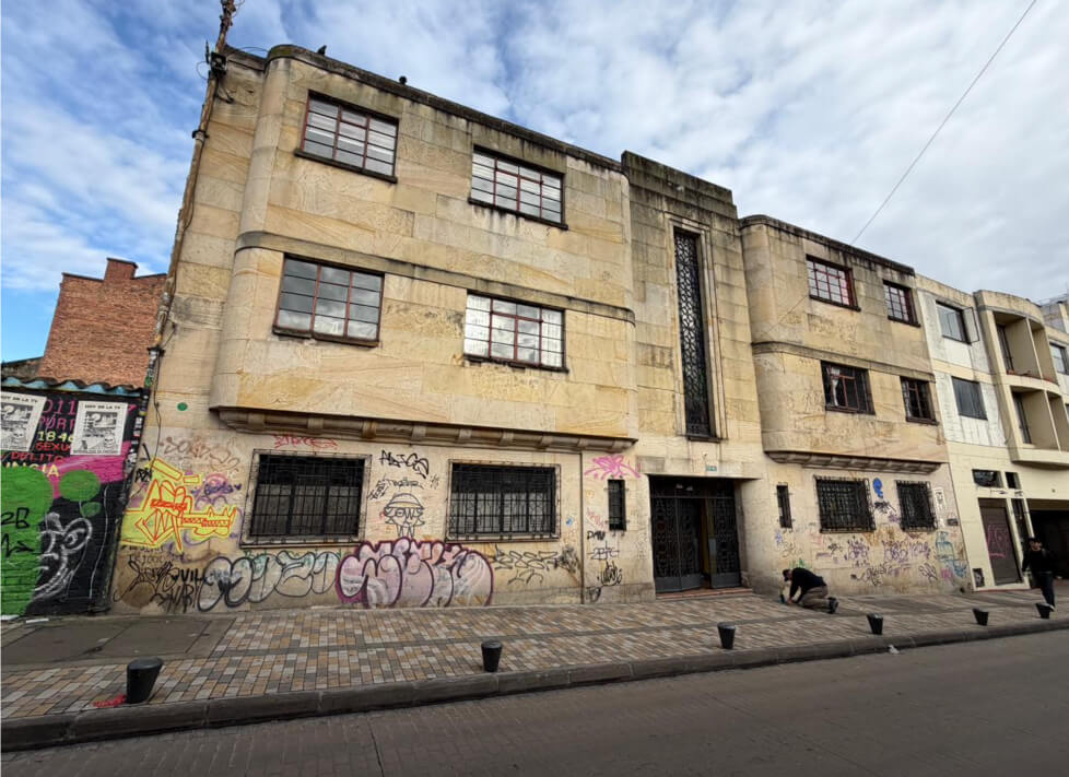 Fachada1-antes fachada de la Kr 4 12C 43 con graffitis antes de se intervenida