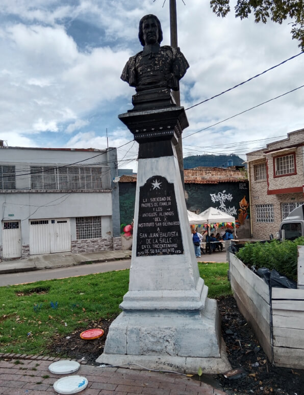 Monu1-antes Monumento San Juan Bautista de la Salle antes de ser intervenido