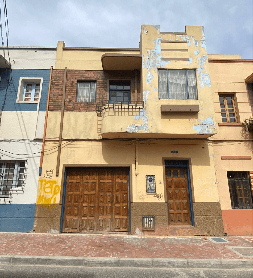 Fachada en el Barrio La Catedral antes de ser intervenida