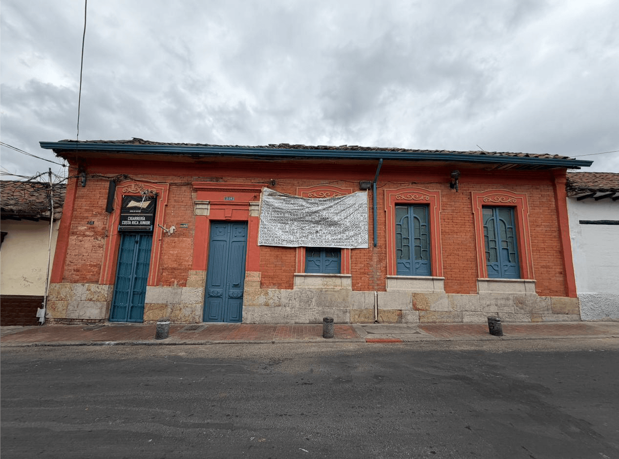 Fachada en el Barrio La Catedral antes de ser intervenida
