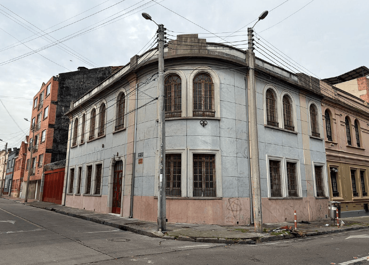Fachada en el Barrio Santa Teresita despues de ser intervenida
