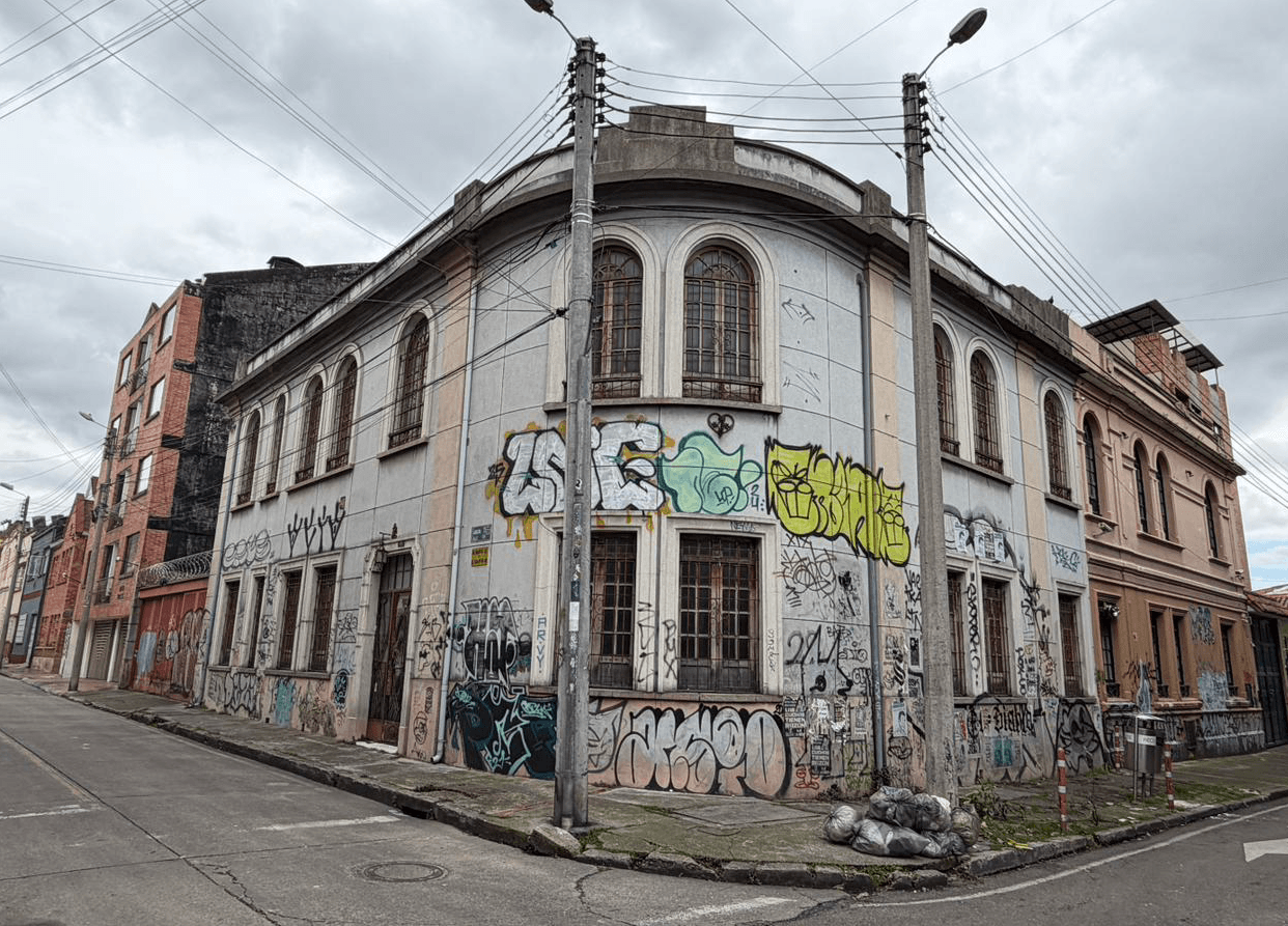 Fachada en el Barrio Santa Teresita antes de ser intervenida