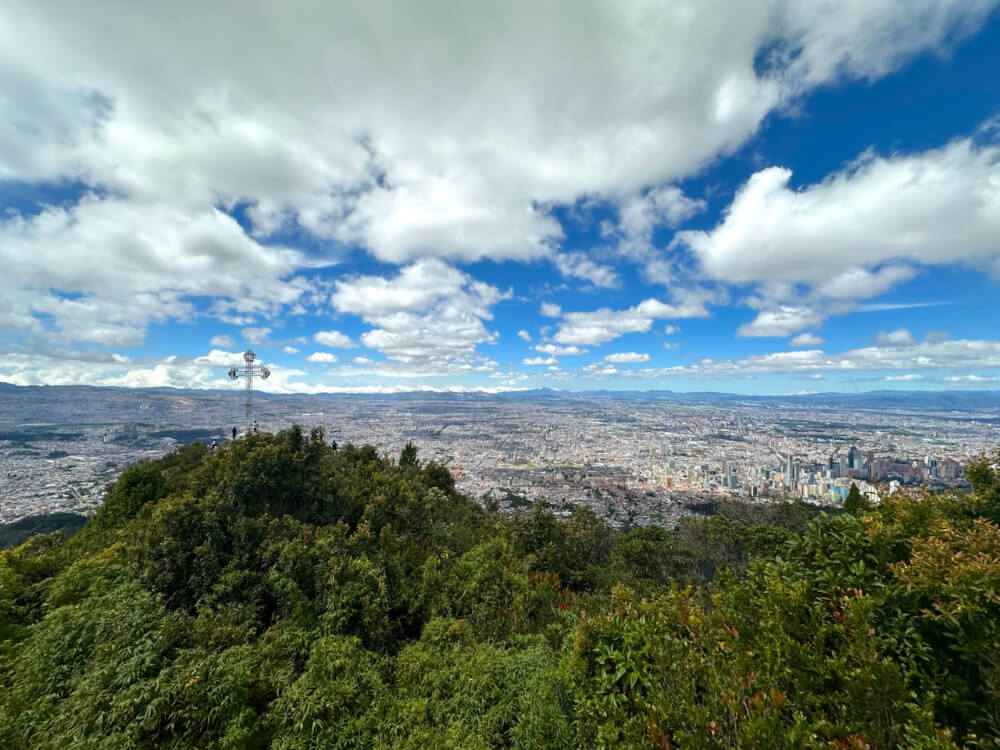 Vista desde la Ermita de la Peña hacia Bogotá. La cruz se sitúa sobre una gran laja.