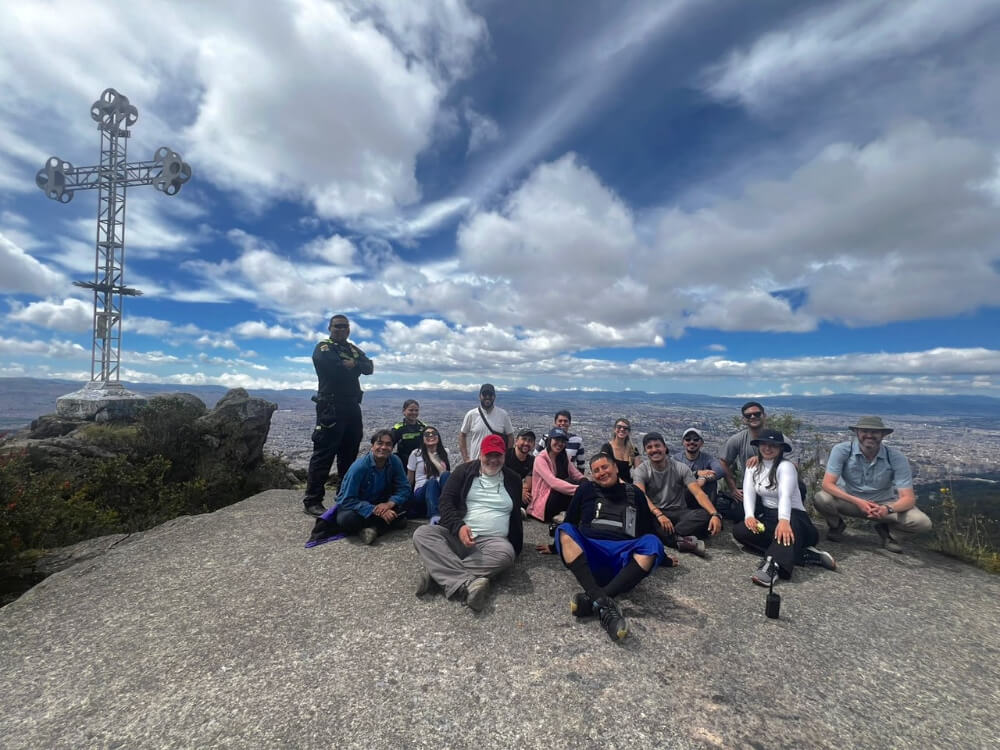 El colectivo tourbay_twenty_one durante la guianza al Alto de la cruz.