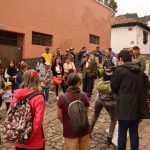 Grupo de ciudadanos reunido en una plaza al inicio del recorrido Chiguachí.