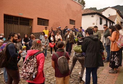 Grupo de ciudadanos reunido en una plaza al inicio del recorrido Chiguachí.