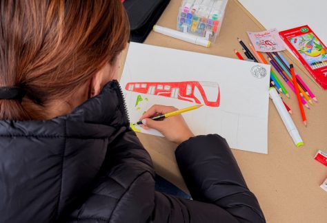 Una niña dibuja un vagón del metro de Bogotá