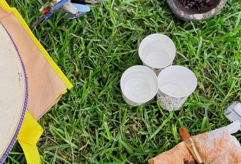 Materiales sobre el césped como recipientes y una lámina