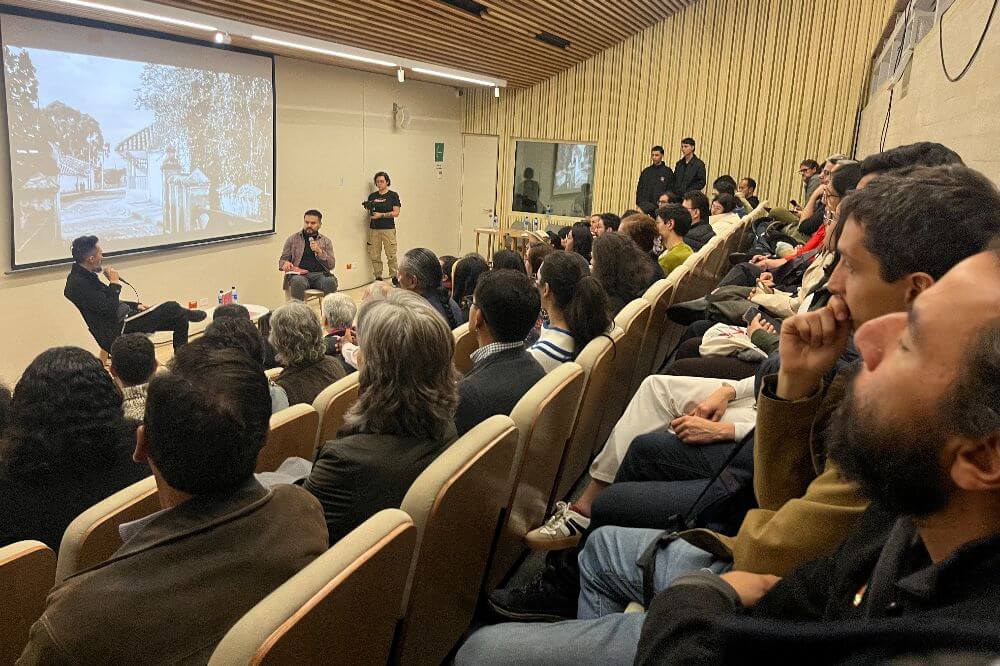 Presentación audiovisual del IDPC en la FILBo 2026 durante conversatorio sobre el libro Chapinero