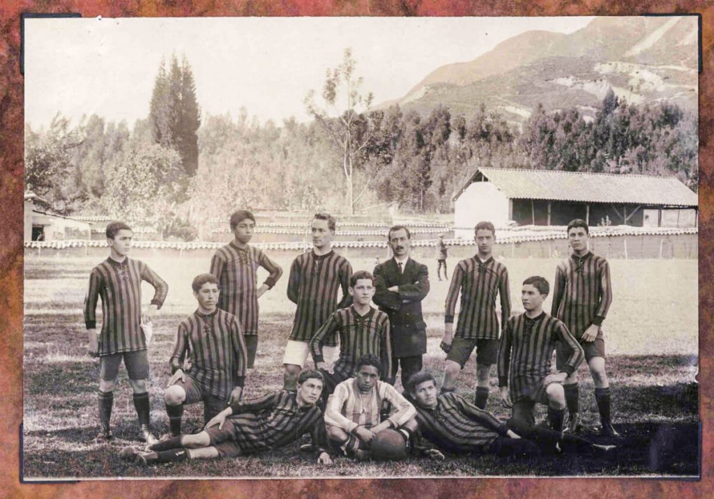 Equipo de fútbol en el campo de La Merced (terrenos donde se encuentra ahora el Parque Nacional Olaya Herrera), 1916.