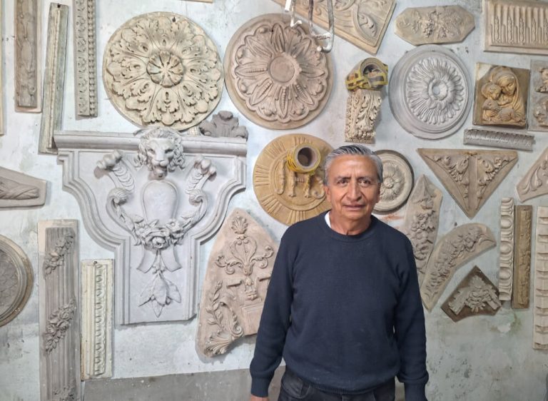 El último guardián de los relieves de Bogotá: Germán Romero y el arte del ornatismo