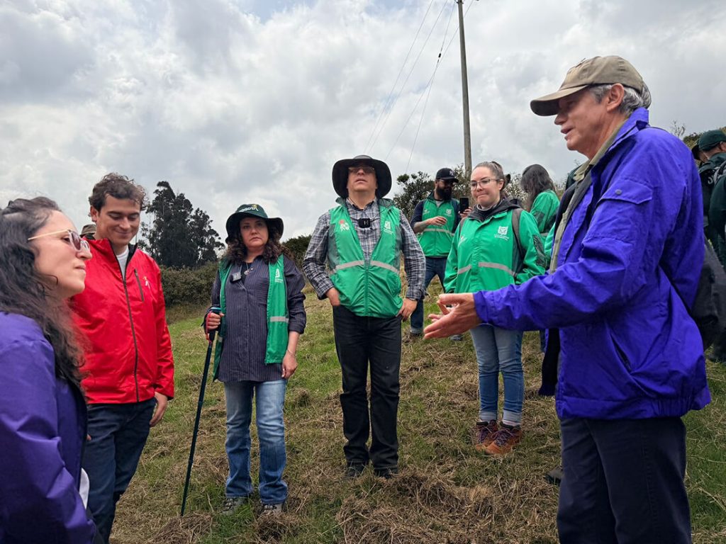Grupo del IDPC en el Parque Arqueológico y del Patrimonio Cultural de Usme durante una jornada comunitaria de reconocimiento del patrimonio local.