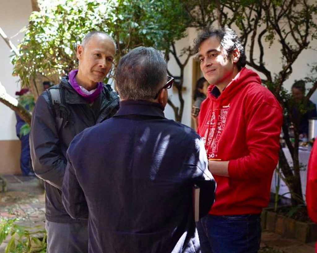 Diego Parra Cortés, director del IDPC, dialoga de manera cercana con un grupo de ciudadanos y colaboradores en el espacio público durante una jornada de atención y participación.