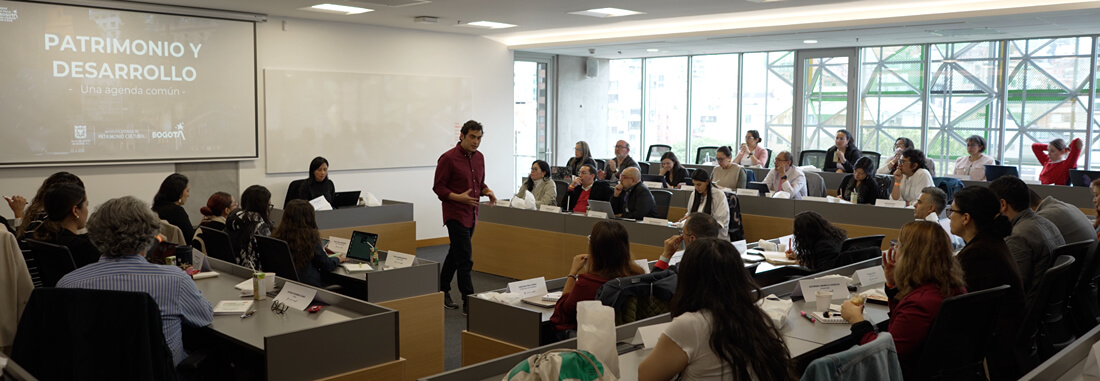 Presentación proyectada con el título "Patrimonio y Desarrollo: Una agenda común" durante la jornada de planeación estratégica del IDPC junto a su equipo de trabajo.