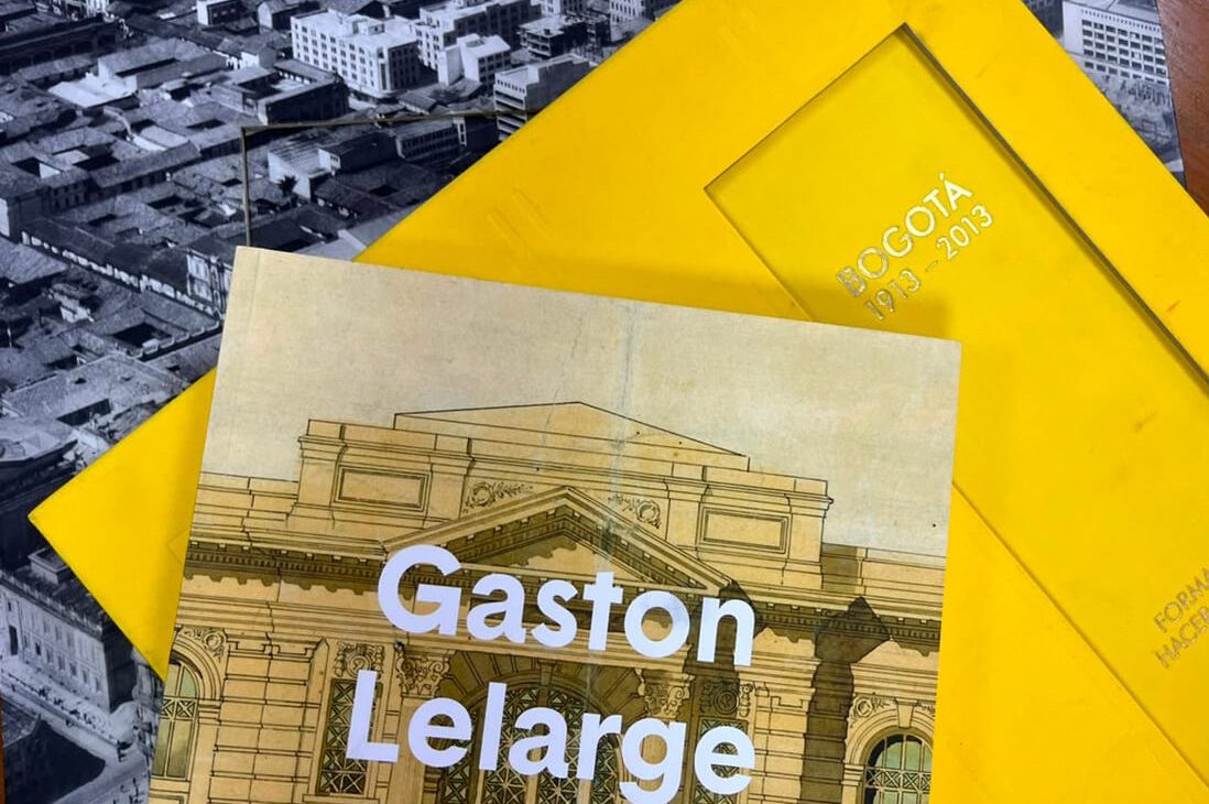 Primer plano de la portada de una publicación amarilla del Centro de Documentación titulada «Gaston Lelarge», junto a otros documentos sobre patrimonio.