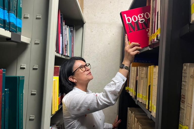 Entre libros, planos y fotografías: el Centro de Documentación del IDPC conserva y comparte la memoria de Bogotá