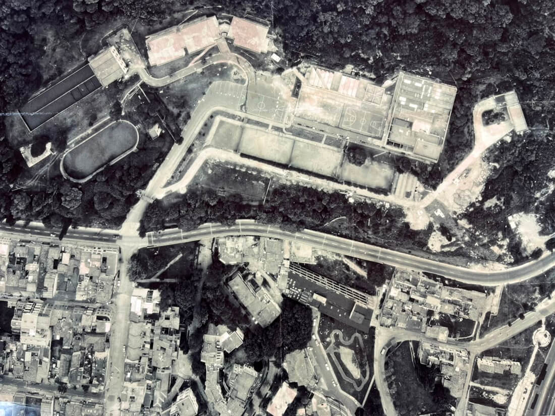 Aerofotografía histórica en blanco y negro que muestra una perspectiva panorámica de la trama urbana y los cerros de Bogotá.