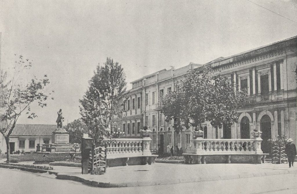 Foto antigua del Monumento a Caldas. Plaza de las Nieves