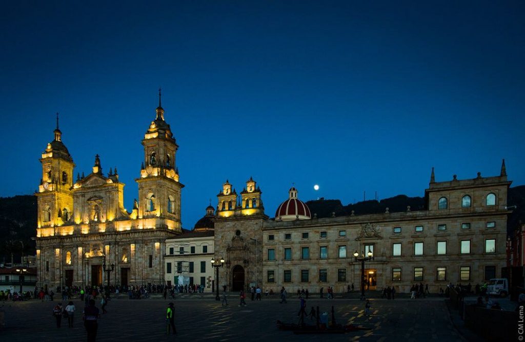 Plaza de Bolívar de noche