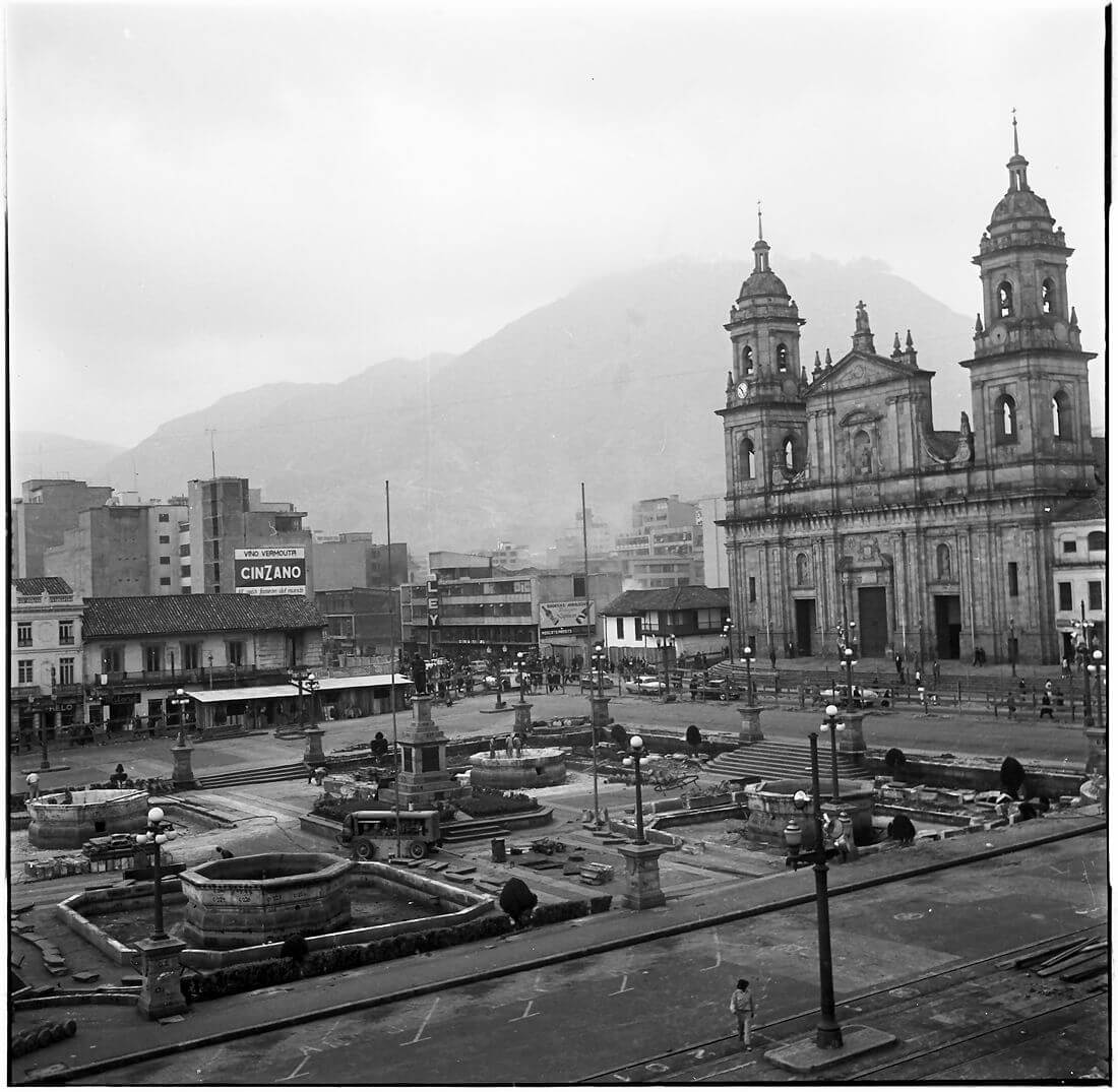 Foto en blanco y negro de la Plaza de Bolívar